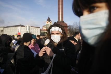 Митинг несистемной оппозиции в Калининграде. На переднем плане мужчина с дредами и в защитной маске.