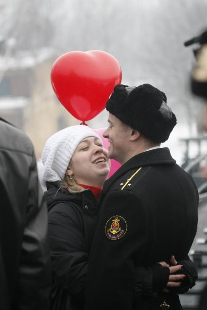 Сторожевик Балтфлота `Ярослав Мудрый` вернулся в порт 14 февраля. Встреча с семьей на борту корабля. Моряк обнимает любимую девушку.