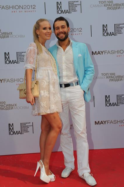 Московский музей современного искусства. Ежегодный бал `May Fashion 2012`. На снимке: художник Даниил Федоров со спутницей.