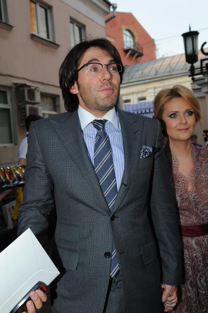 Московский музей современного искусства. Ежегодный бал `May Fashion 2012`.  На снимке: телеведущий Андрей Малахов и его супруга, издатель журнала Elle Наталья Шкулева.
