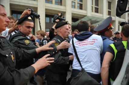 Манежная площадь. Акция против закона о повышении штрафов за нарушения на митингах. На снимке: задержание участницы акции сотрудником правохранительныйх органов.