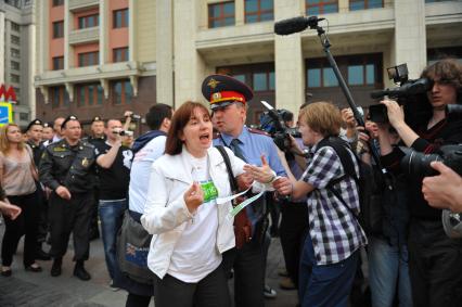 Манежная площадь. Акция против закона о повышении штрафов за нарушения на митингах. На снимке: задержание участницы акции сотрудником правохранительныйх органов.