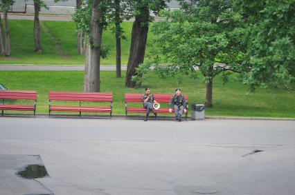 Александровский сад. на снимке: сотрудники правохранительных органов отдыхают на лавочке.