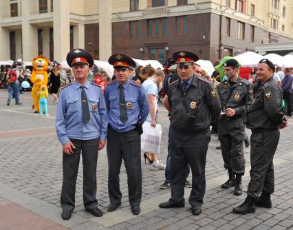Сотрудники правохранительных органов на Манежной площади.