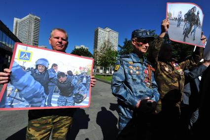 Митинг ветеранов-афганцев в защиту полицейских возле офиса радиостанции `Эхо Москвы`. На снимке: участники акции.