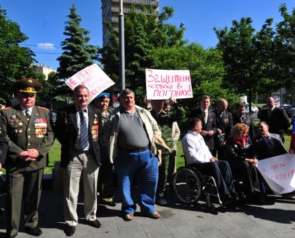 Митинг ветеранов-афганцев в защиту полицейских возле офиса радиостанции `Эхо Москвы`. На снимке: участники акции с плакатом `Защитим человека в погонах!`