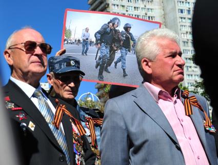 Митинг ветеранов-афганцев в защиту полицейских возле офиса радиостанции `Эхо Москвы`. На снимке: участники акции.