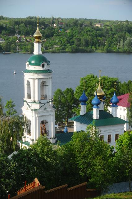 Виды Плёса. На снимке: церковь Святой Варвары у реки Волги.