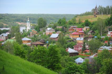 Виды Плёса. На снимке: церковь Святой Варвары (слева) и общий вид на город.