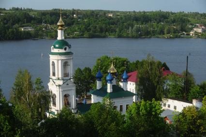 Виды Плёса. На снимке: церковь Святой Варвары у реки Волги.