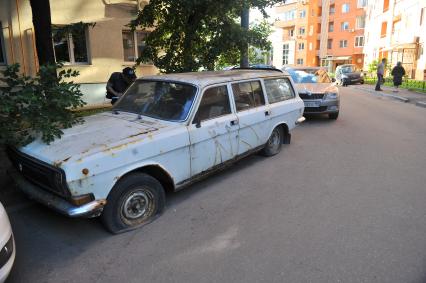 Бесхозный автомобиль во дворе жилого дома.