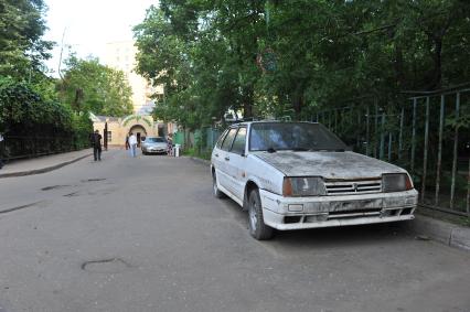 Бесхозный автомобиль во дворе.