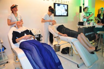 Презентация новинок косметики InStyle Beauty Bar 2012. На снимке: женщины на выставочном стенде косметической марки Dermalogica.