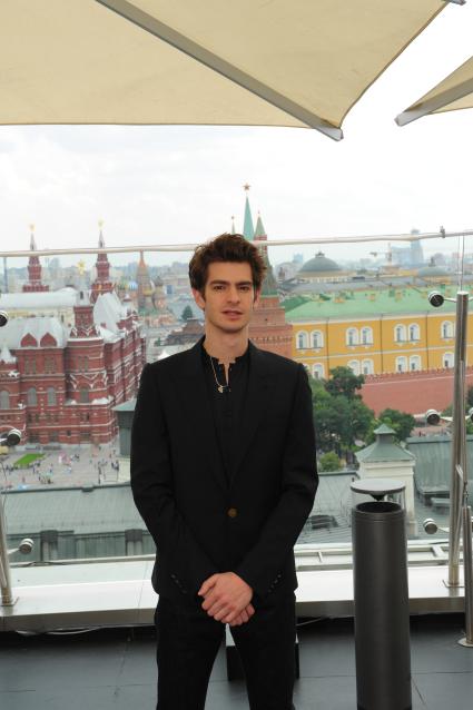 Отель Ritz-Carlton. Фотоколл перед пресс-конференцией, посвященной фильму `Новый Человек-Паук`. На снимке: актер Эндрю Гарфилд.