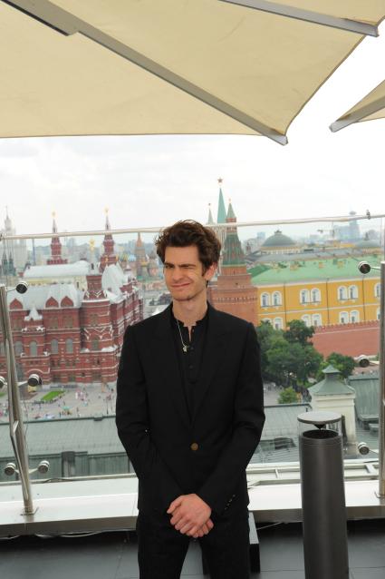 Отель Ritz-Carlton. Фотоколл перед пресс-конференцией, посвященной фильму `Новый Человек-Паук`. На снимке: актер Эндрю Гарфилд.