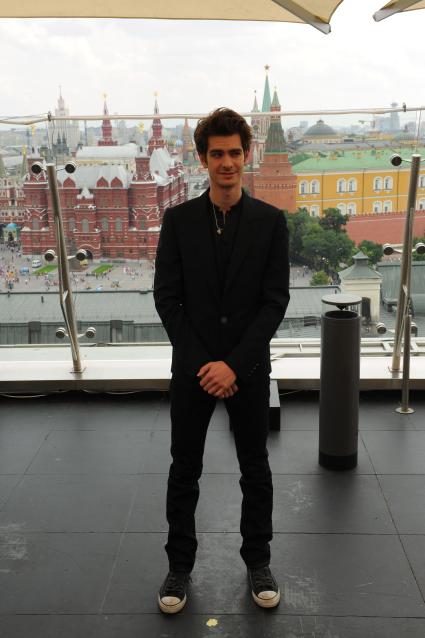 Отель Ritz-Carlton. Фотоколл перед пресс-конференцией, посвященной фильму `Новый Человек-Паук`. На снимке: актер Эндрю Гарфилд.