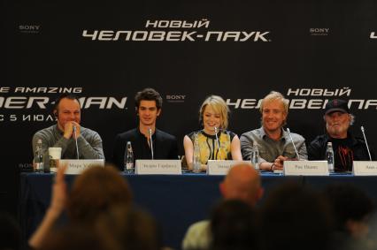 Кинотеатр `Октябрь`. Премьера фильма `Новый Человек-Паук`. На снимке: режиссер Марк Уэбб, актеры Эндрю Гарфилд, Эмма Стоун, Рис Иванс и продюсер  Стэн Ли (слева направо).