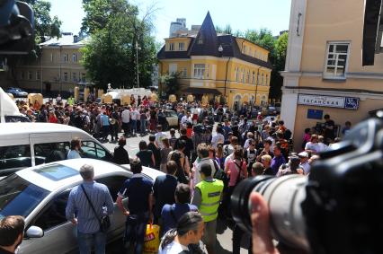 Второй Открытый судебный фестиваль в поддержку Pussy Riot. На снимке: Толпы людей на дороге перед зданием суда