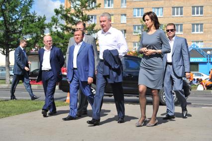 ЮВАО. На снимке: мэр Москвы Сергей Собянин и заместитель мэра Москвы по вопросам ЖКХ и благоустройства Петр Бирюков (справа налево) проинспектировали проведенное благоустройство района Марьино.