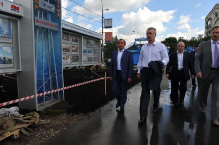 ЮВАО. На снимке: заместитель мэра Москвы по вопросам ЖКХ и благоустройства Петр Бирюков и мэр Москвы Сергей Собянин (слева направо) проинспектировали проведенное благоустройство района Марьино.