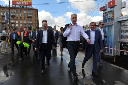 ЮВАО. На снимке: мэр Москвы Сергей Собянин (в центре) и заместитель мэра Москвы по вопросам ЖКХ и благоустройства Петр Бирюков (справа) проинспектировали проведенное благоустройство района Марьино.