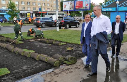 Губернаторский объезд района Марьино. На снимке: мэр Москвы Сергей Собянин и заместитель мэра Москвы по вопросам ЖКХ и благоустройства Петр Бирюков (справа налево).