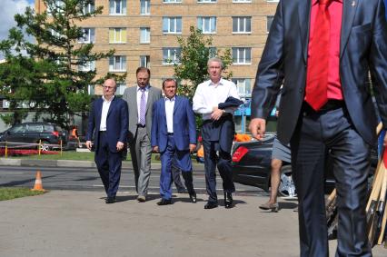 ЮВАО. На снимке: мэр Москвы Сергей Собянин и заместитель мэра Москвы по вопросам ЖКХ и благоустройства Петр Бирюков (справа налево) проинспектировали проведенное благоустройство района Марьино.