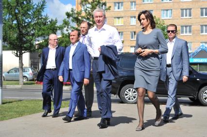 ЮВАО. На снимке: мэр Москвы Сергей Собянин и заместитель мэра Москвы по вопросам ЖКХ и благоустройства Петр Бирюков (справа налево) проинспектировали проведенное благоустройство района Марьино.