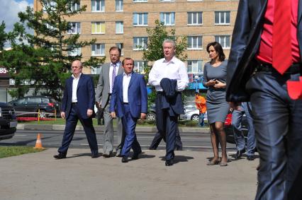 ЮВАО. На снимке: мэр Москвы Сергей Собянин и заместитель мэра Москвы по вопросам ЖКХ и благоустройства Петр Бирюков (справа налево) проинспектировали проведенное благоустройство района Марьино.