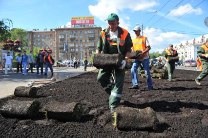 Озеленение города. На снимке: укладка газонной травы на улицах столицы.