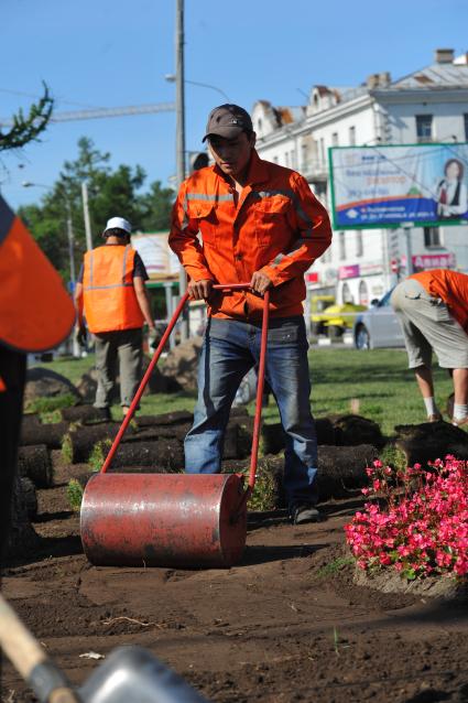 Озеленение города. На снимке: укладка газонной травы на улицах столицы.