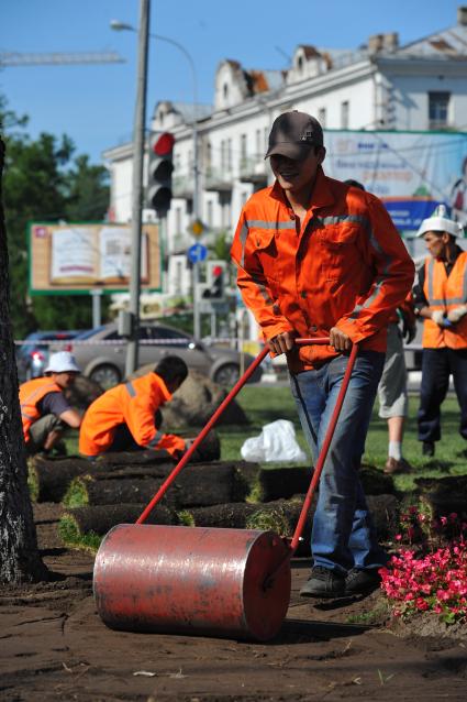 Озеленение города. На снимке: укладка газонной травы на улицах столицы.