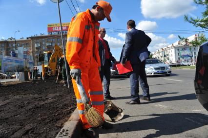 Благоустройство города. На снимке: рабочий ЖКХ метет улицу.