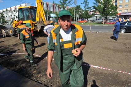 Благоустройство города. На снимке: подготовка грунта для укладки газонной травы.