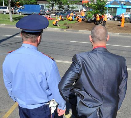 Благоустройство города. На снимке: укладка газонной травы на улицах столицы.