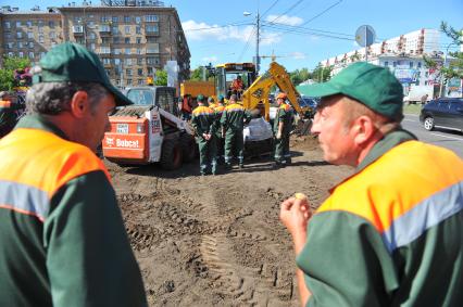 Благоустройство города. На снимке: подготовка грунта для укладки газонной травы.