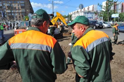 Благоустройство города. На снимке: подготовка грунта для укладки газонной травы.