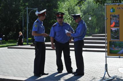 Полицейские на городской улице.