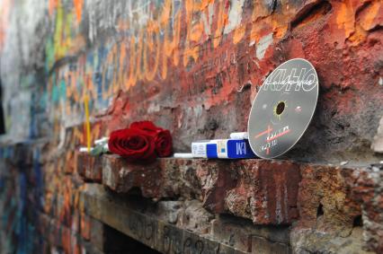 Арбат. День рождения лидера группы `Кино` Виктора Цоя. На снимке: цветы у памятной стены Виктора Цоя.