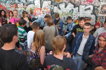 Поклонники Виктора Цоя и группы `Кино` у памятной стены на Арбате.