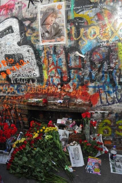 Цветы у памятной стены музыканта Виктора Цоя на Арбате.