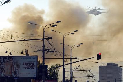 Пожар на складе детских игрушек. На снимке: вертолет Ми-26/27 в небе.