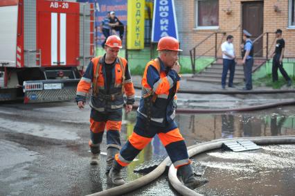 Пожар на складе детских игрушек. На снимке: пожарники тушат пожар