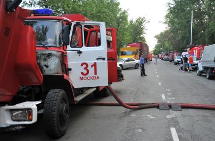 Пожар на складе детских игрушек. На снимке: пожарный автомобиль.