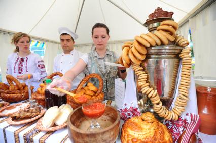 \'Фестиваль Мировой Еды\'  приурочен к 150-летию журнала \'Вокруг Света\' в саду \'Эрмитаж\'. На снимке: палатка с украинской кухней.