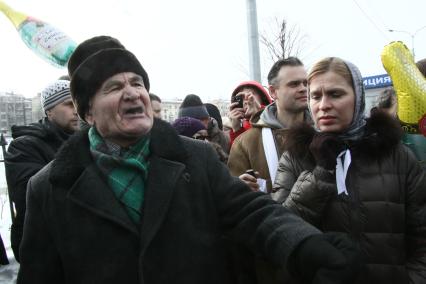 Митинг против произвола полиции в Казани. На Черном озере у здания МВД РТ. На снимке митингующий мужчина эмоционально разговаривает.