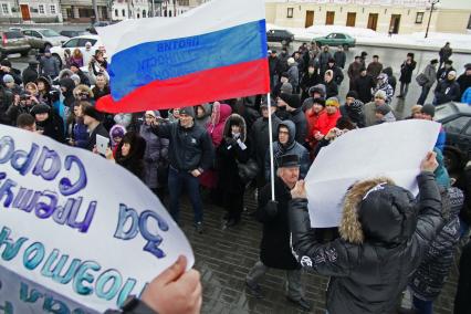 Митинг против произвола полиции в Казани на Пощади Свободы. На снимке люди с плакатами.