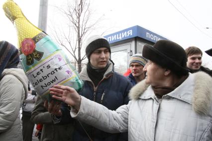 Митинг против произвола полиции в Казани. На Черном озере у здания МВД РТ. На снимке митингующие с надувным шариком в виде бутылки шампанского с надписью: `Let`s celebrate Now!` (давайте праздновать сейчас)