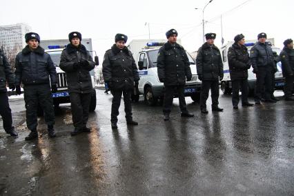 Митинг против произвола полиции в Казани на Пощади Свободы. На снимке оцепление из полицейских.