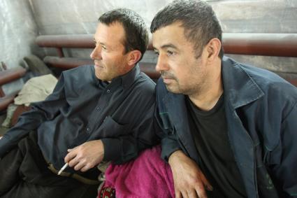 Гастарбайтеры из Бухары в Казани. Мужчины смотрят телевизор.